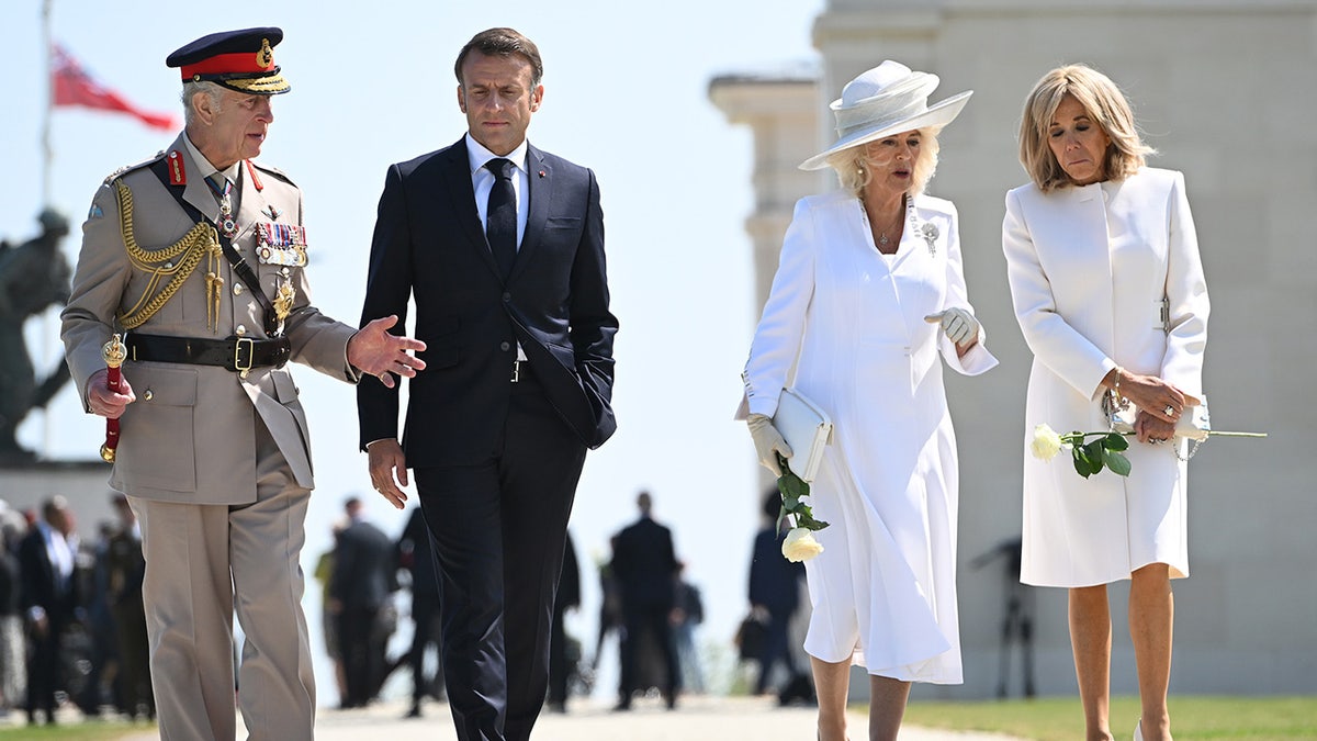 Rei Charles e Camilla em Normandia com o presidente francês Emmanuel Macron