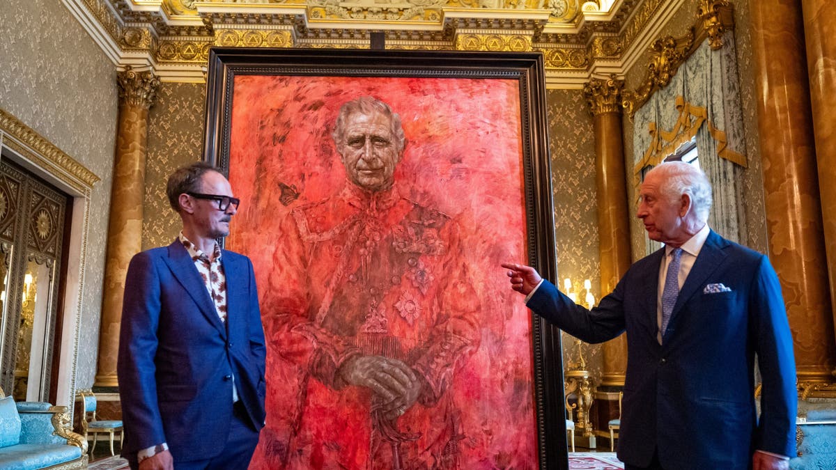 Rei Charles revelando seu primeiro retrato oficial