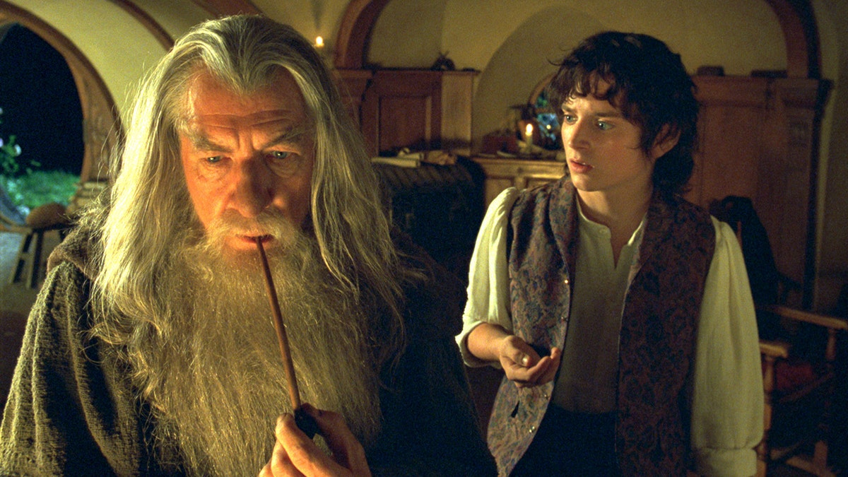 Ian McKellen como Gandalf e Elijah Wood como Frodo em "O Senhor dos Anéis: A Sociedade do Anel"