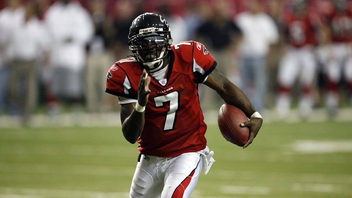 Michael Vick se presenta a los Falcons