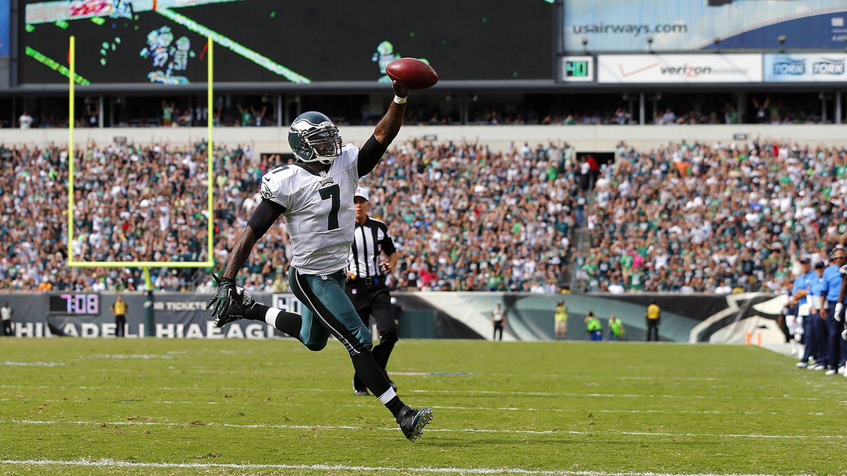 Michael Vick corriendo hacia un touchdown