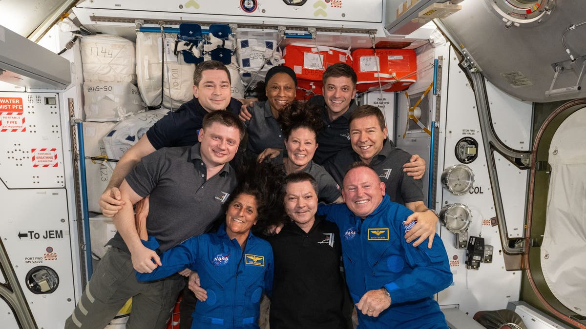 Membros da tripulação da Expedição 71 da NASA, juntamente com os membros da tripulação de teste de voo da Starliner - Suni Williams (primeira fileira à esquerda) e Butch Wilmore (primeira fileira à direita).
