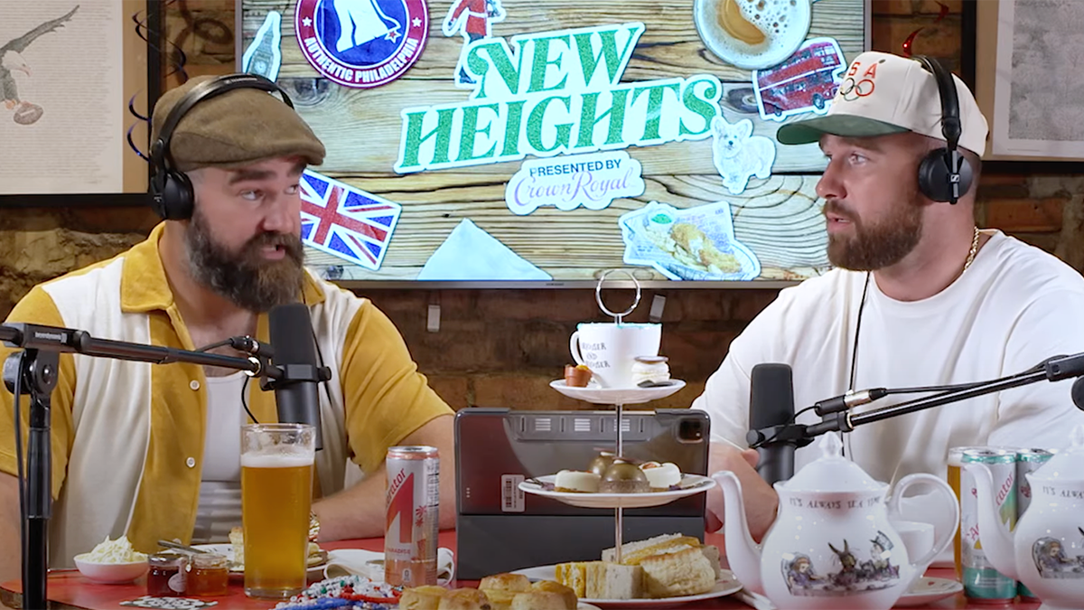Jason Kelce com camisa amarela e branca e Travis Kelce com camisa branca conversam em seus "Novas alturas" podcast