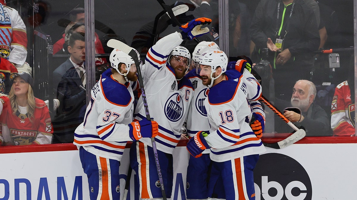 Los Oilers celebran el gol