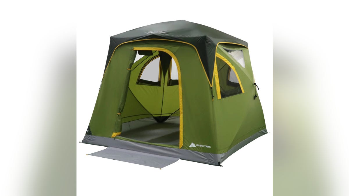 Experimente esta barraca pop-up para diversão instantânea no acampamento.