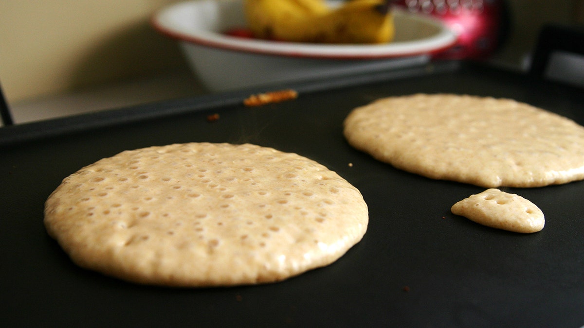 Tortitas en una plancha.