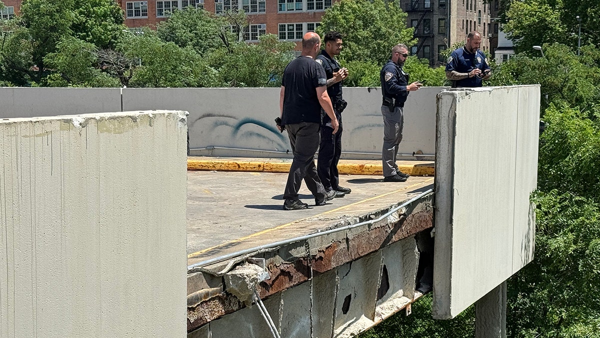 NYPD olha para a beira do estacionamento da Target acidentado