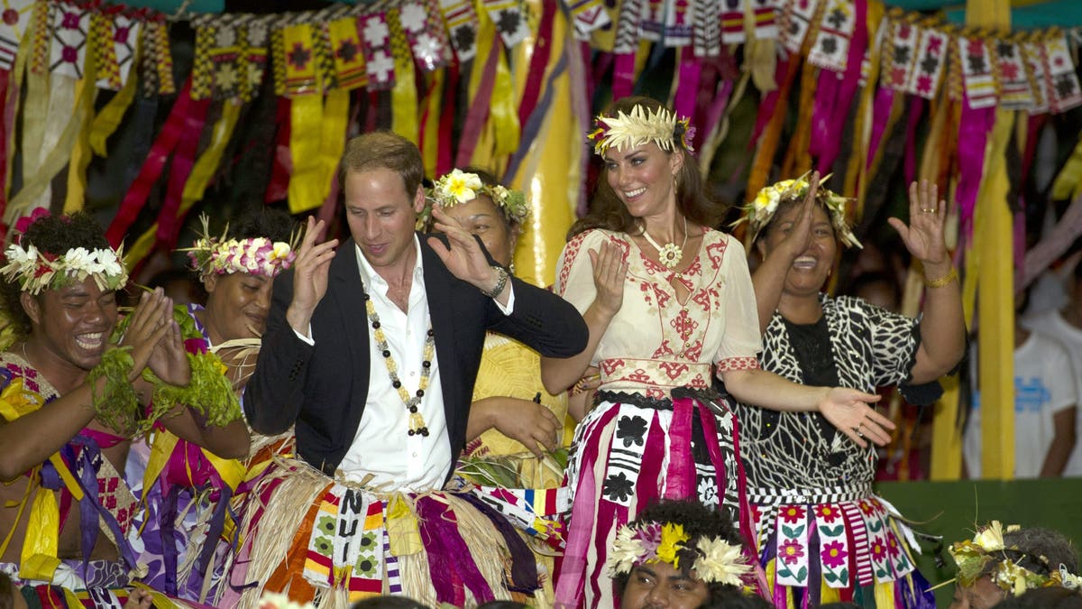 Uma foto do Príncipe William e Kate Middleton dançando