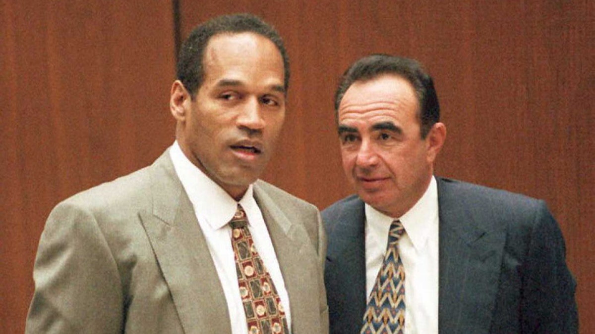 Lawyer Robert Shapiro and OJ Simpson chat at his murder trial.