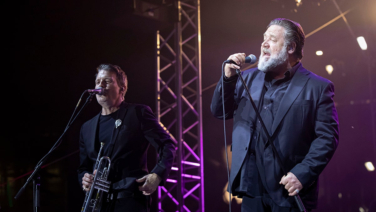 Russell Crowe singing on stage