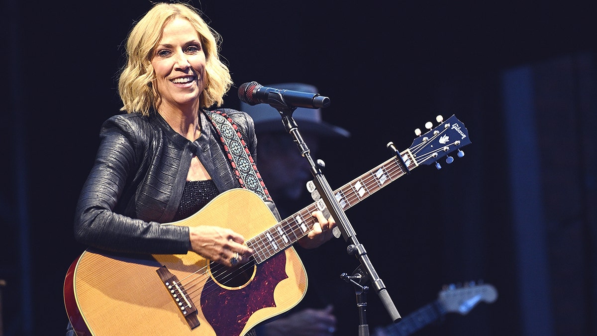 Sheryl Crow performed with her acoustic guitar while in London.