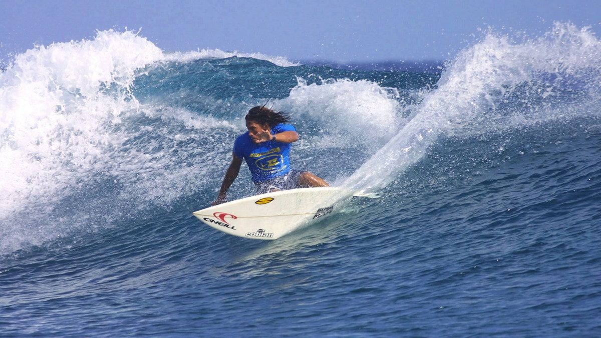 Tamayo Perry surfeando