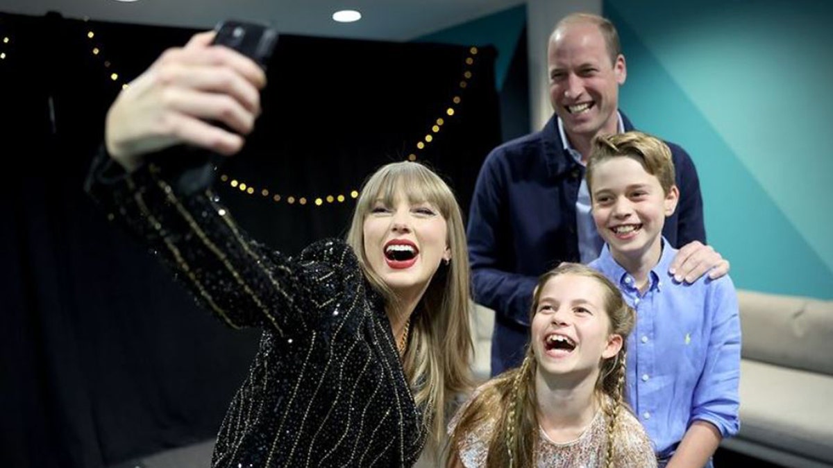 Taylor Swift e Príncipe William tiram selfie