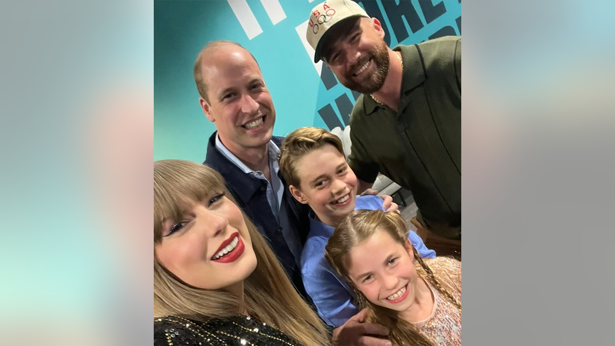 Taylor Swift sorri em uma selfie com o príncipe William, o príncipe George, a princesa Charlotte e Travis Kelce