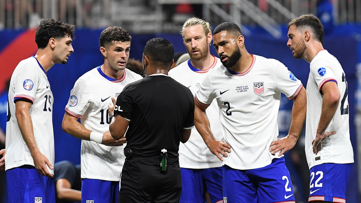 Ref talks to US players