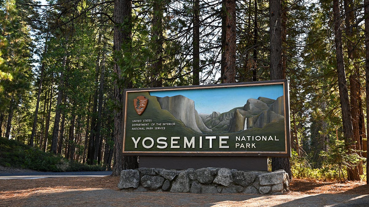 A welcome sign at the Yosemite National Park