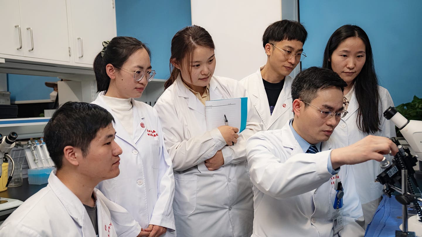 Dr. Yilai Shus team work in the lab of the Eye ENT Hospital of Fudan University scaled