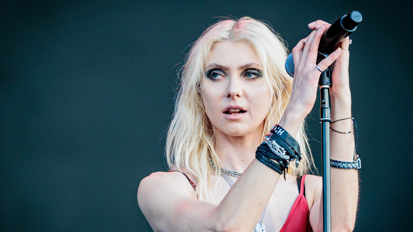 Former 'Gossip Girl' Star Taylor Momsen Bitten by Bat on Stage in Spain