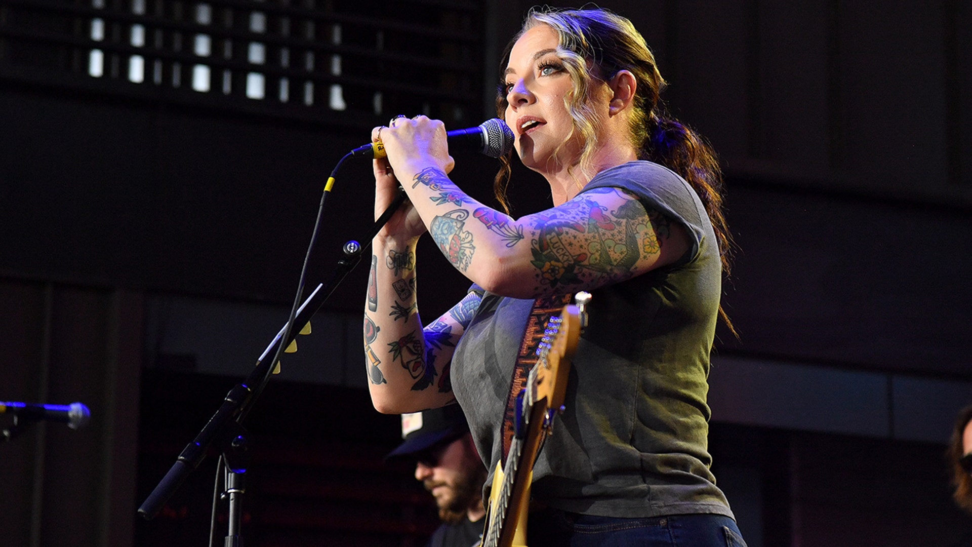 Ashley McBryde kept it casual in jeans and a T-shirt, when she performed at the Bob Woodruff Foundation's 3rd Annual VetFest.