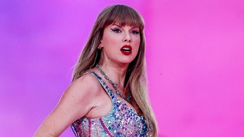 Taylor Swift stops tour performance to help distressed fan