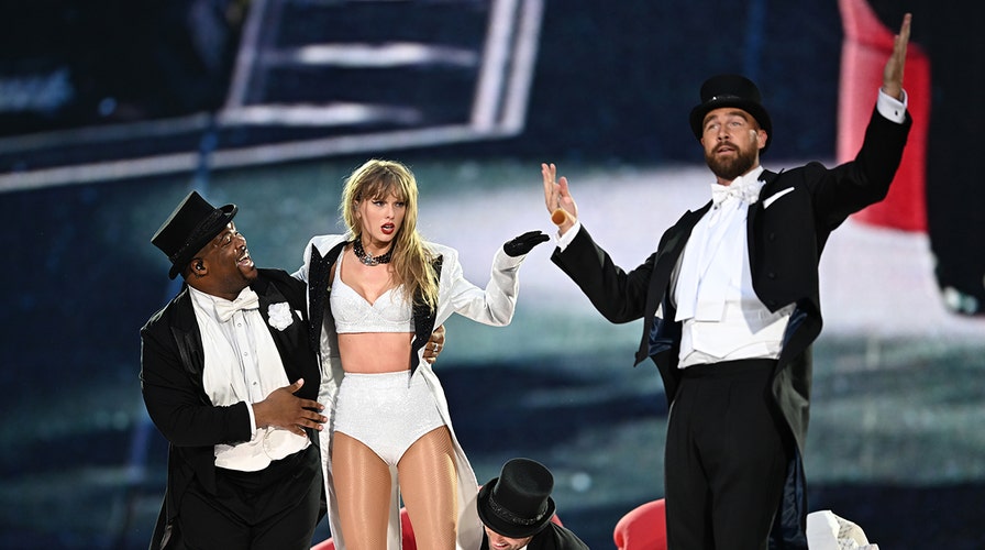 Taylor Swift fixes wardrobe malfunction during 'Eras Tour'