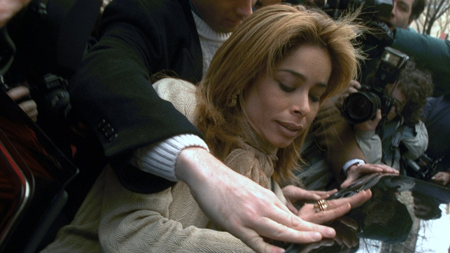 Gaye Resnick swarmed by cameras at OJ Simpson trial.