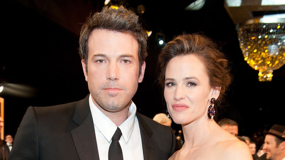 Ben Affleck lleva traje y corbata con Jennifer Garner.