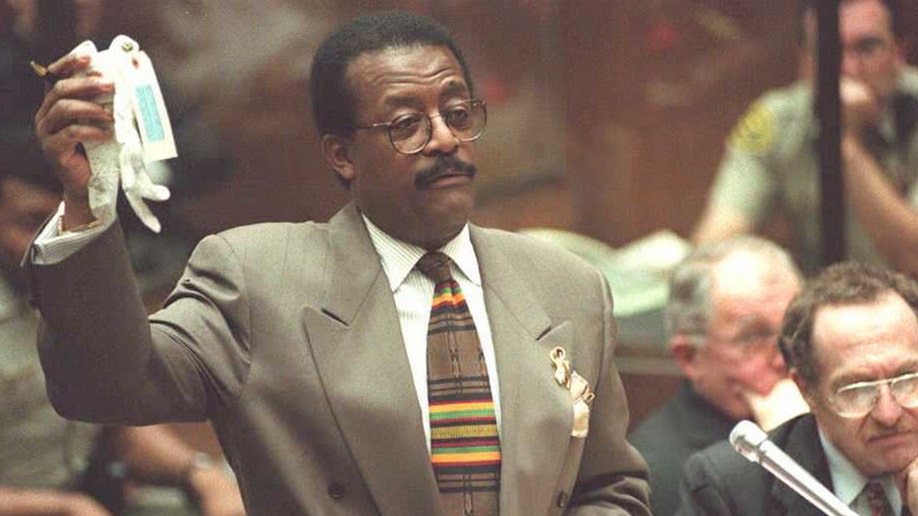 Johnnie Cochran sits in the OJ Simpson court room.