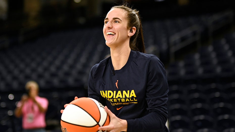 Caitlin Clark lauds childhood idol Diana Taurasi ahead of first WNBA matchup: 'One of the greatest players' thumbnail