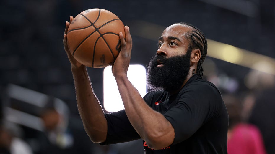 James Harden agrees to 2-year deal with Clippers: reports thumbnail