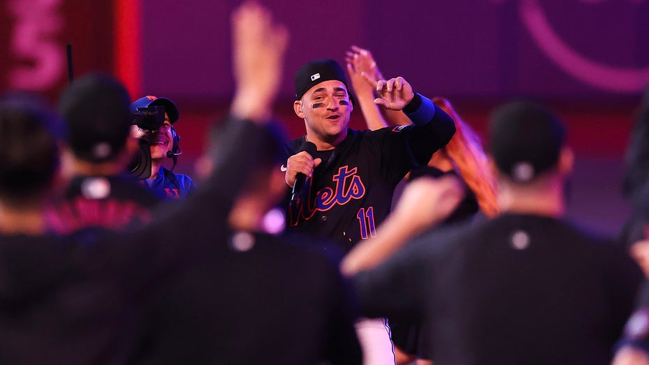 New York Mets players throw wild postgame 'OMG' concert on the field thumbnail