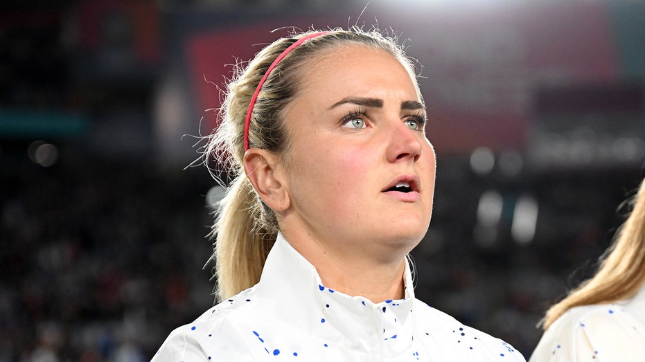 USWNT captain Lindsey Horan explains why she will 'always sing the anthem' ahead of Paris Olympics thumbnail
