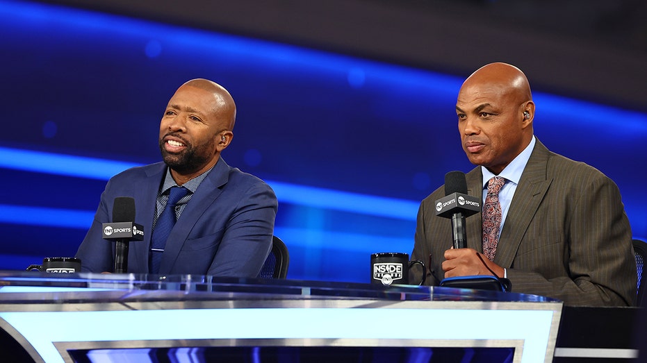Kenny Smith says Charles Barkley 'never' told him he was retiring, questions why he didn't thank cohosts thumbnail