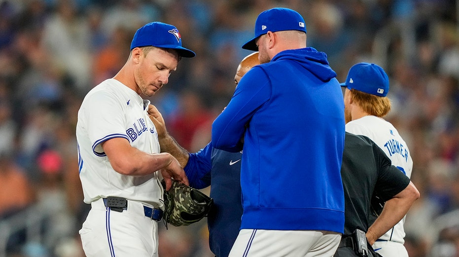 Blue Jays pitcher avoids serious injury after getting hit with 101.6-mph Aaron Judge comebacker thumbnail