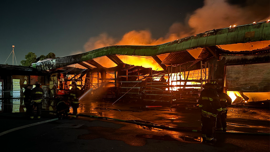 Fire breaks out at California warehouse, firefighters contain blaze thumbnail