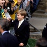 El Príncipe Guillermo dando la mano al público en 1991, a los 9 años.