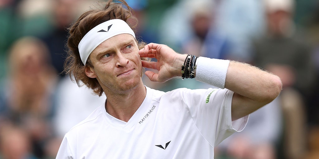 Russian tennis star Andrey Rublev smashes racquet against knee several times during Wimbledon loss