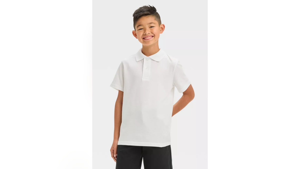 Compre camisas de uniforme para meninos por apenas alguns dólares. 