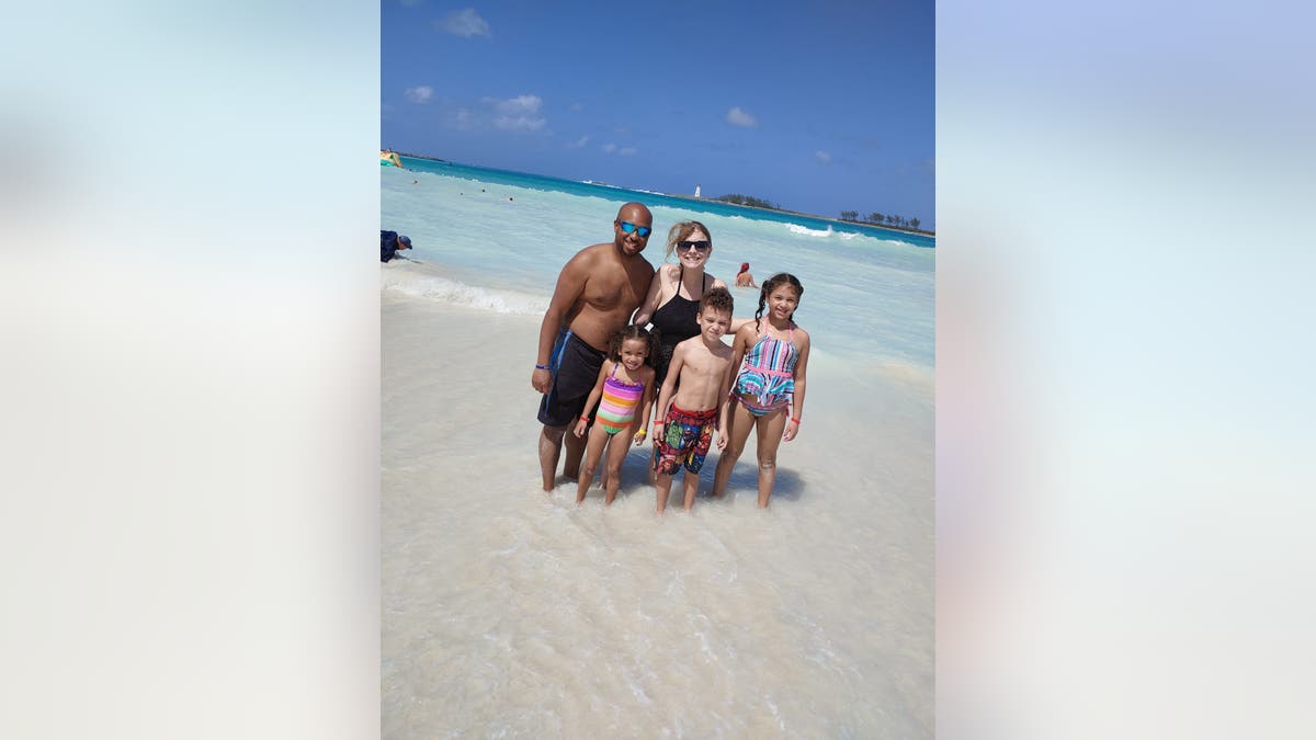 Tiffany Johnson y su familia regresan a las Bahamas por primera vez desde el ataque.