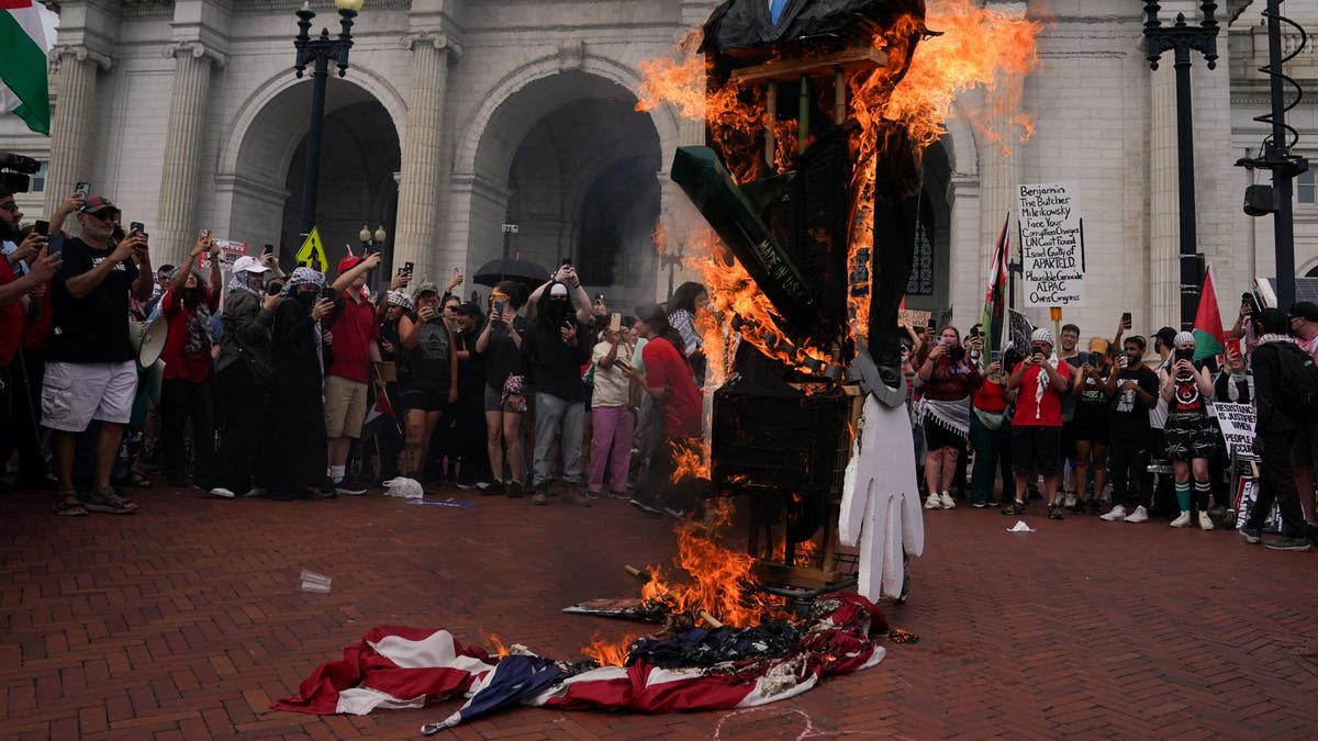 Protesters burning effigy of Netanyahu and an American flag
