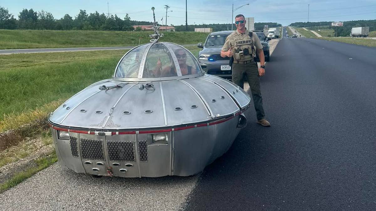 mobil ufo dengan petugas