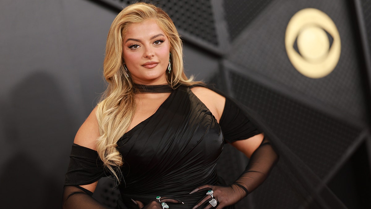 Bebe Rexha con un vestido negro recortado de un solo hombro en los Grammy