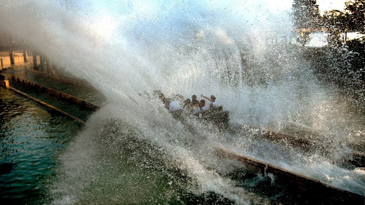 La cabalgata del Boston Tea Party en el Parque del Lago Canobie. 