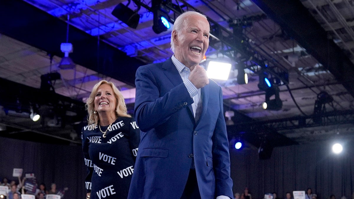 Joe e Jill Biden saem do palco
