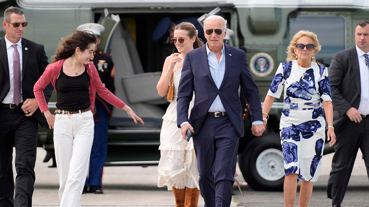 Biden e família chegam no Marine One