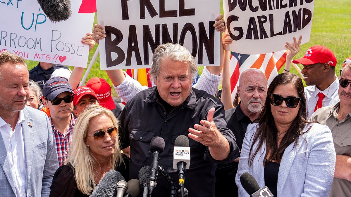 Rueda de prensa de Bannon con Greene
