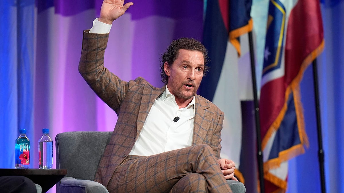 Matthew McConaughey en el escenario de la reunión de la Asociación Nacional de Gobernadores