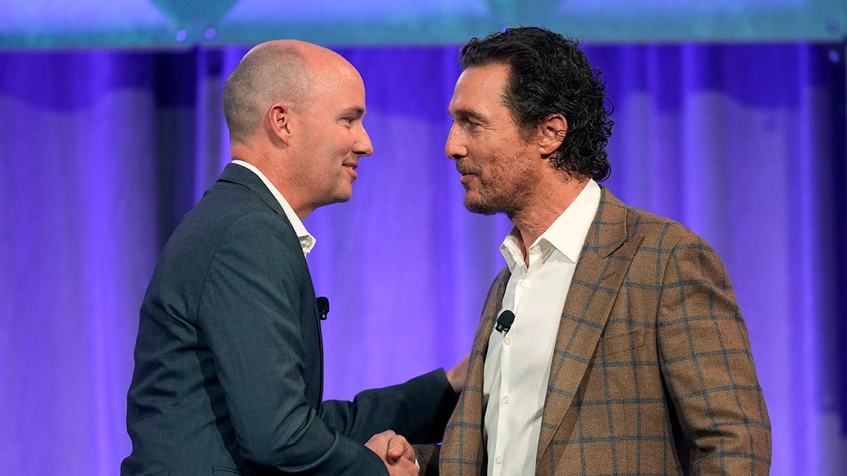 Matthew McConaughey estrecha la mano del gobernador de Utah, Spencer Cox