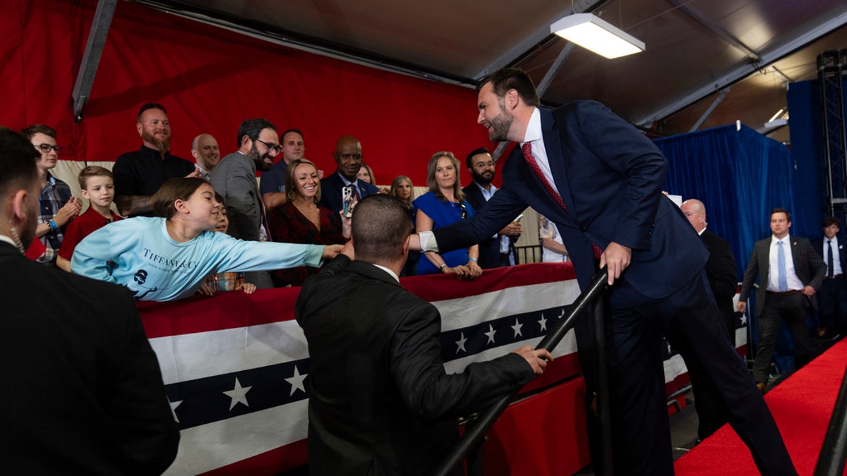 El candidato republicano a la vicepresidencia, el senador JD Vance, republicano por Ohio, estrecha la mano de un joven partidario durante un evento de campaña en Glendale, Arizona, el miércoles.