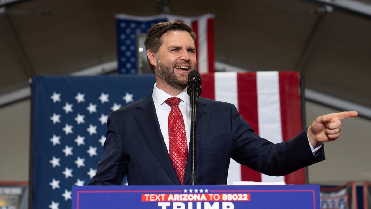 El candidato republicano a la vicepresidencia, el senador republicano por Ohio JD Vance, habla durante un acto de campaña en Glendale, Arizona, el miércoles 31 de julio de 2024.